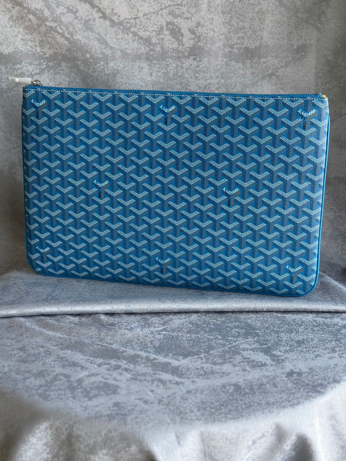 Red Senat Pouch